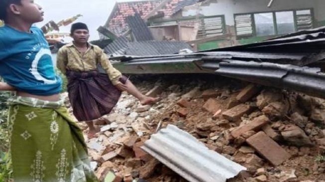 Gedung Sekolah SD di Bangkalan Ambruk Setelah Hujan Deras Disertai Angin Kencang