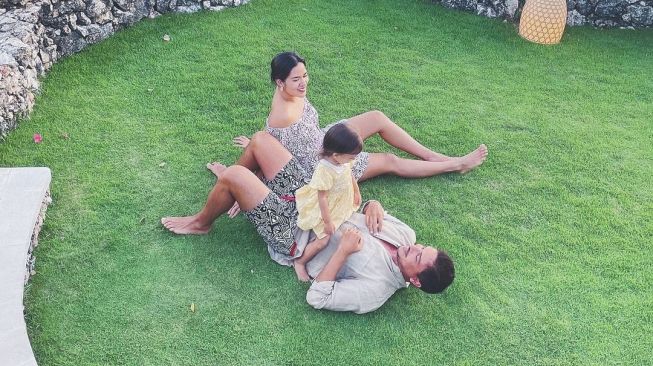 Raisa dan Hamish Daud bersama putrinya, Zalina Raine Wyllie. [Instagram]