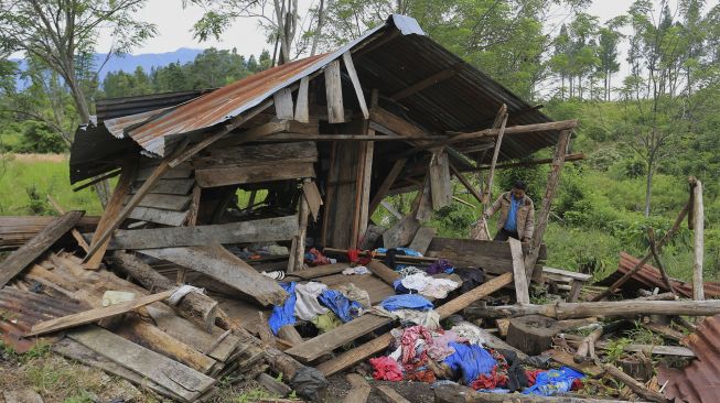 Warga membersihkan puing-puing rumah dan mengambil barang yang bisa dimanfaatkan dari rumahnya yang dirusak kawanan gajah liar di kawasan perkebunan kopi Desa Negeri Antara, Pintu Rime Gayo, Bener Meriah, Aceh, Kamis (2/12/2021). [ANTARA FOTO/Syifa Yulinnas]