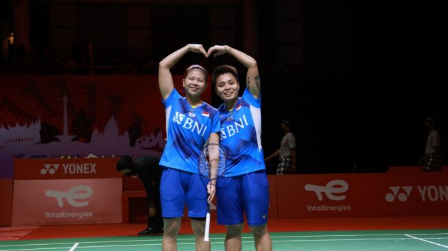 Pasangan ganda putri Indonesia, Greysia Polii / Apriyani Rahayu saat memainkan laga ketiga Grup A BWF World Tour Finals 2021 kontra wakil Malaysia, Pearly Tan / Thinaah Muralitharan di Nusa Dua, Bali, Jumat (3/12/2021). [PBSI]