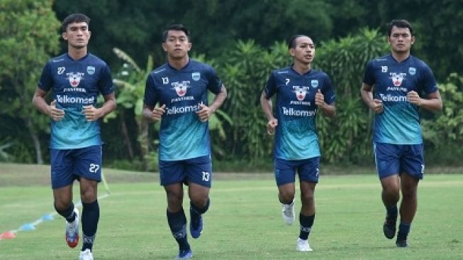 Para pemain Persib melakukan latihan ringan di Lapangan Yogyakarta Independent School (YIS), Jumat (3/12/2021), untuk mematangkan persiapan jelang laga kontra Madura United. (HO/Persib.co.id)