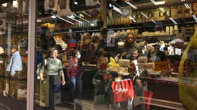 Orang-orang berbelanja di pasar di pusat kota pesisir Mediterania Israel Tel Aviv, Israel, pada (1/12/2021). [MENAHEM KAHANA / AFP]