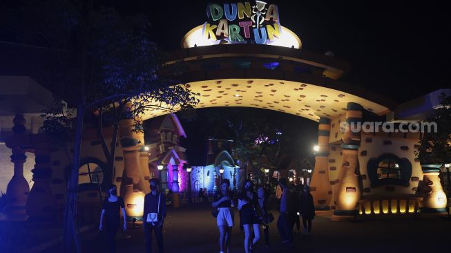 Warga mengunjungi Dufan Night di Dunia Fantasi, Ancol, Jakarta, Jumat (3/12/2021). [Suara.com/Angga Budhiyanto]