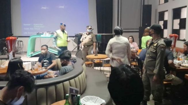 Terjaring Razia di Tempat Hiburan Malam, 41 Orang Digelandang Satpol PP Padang