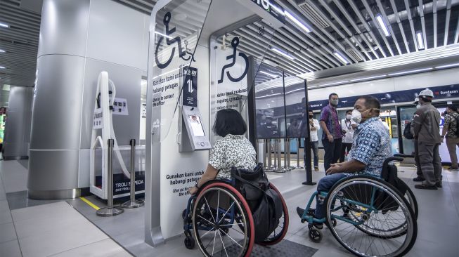 Penyandang disabilitas menggunakan alat 'text telephone DNA' bagi penyandang disabilitas di Stasiun MRT Bundaran HI, Jakarta, Jumat (3/12/2021). [ANTARA FOTO/Muhammad Adimaja]