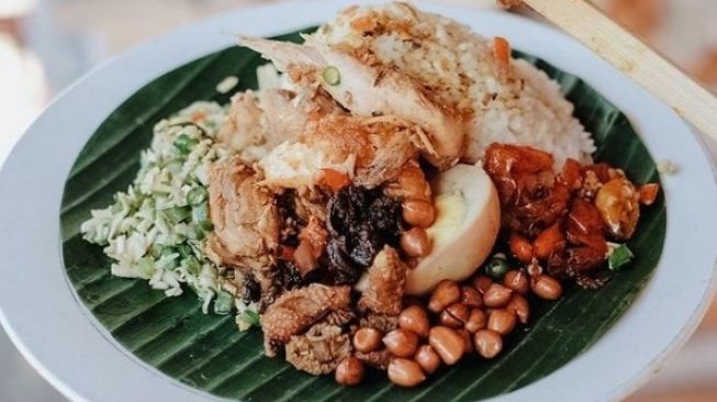 Go Digital Jadi Cara Rumah Makan Nasi Ayam Kedewatan Ibu Mangku Bertahan Saat Pandemi