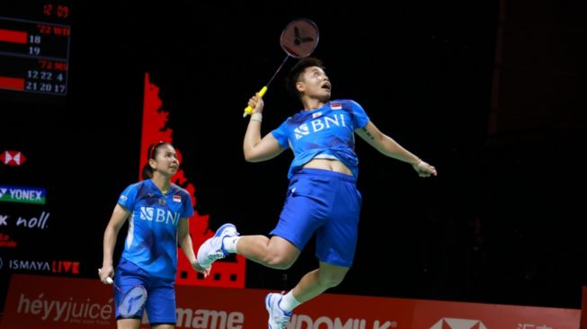 Pasangan ganda putri Indonesia, Greysia Polii / Apriyani Rahayu saat memainkan laga ketiga Grup A BWF World Tour Finals 2021 kontra wakil Malaysia, Pearly Tan / Thinaah Muralitharan di Nusa Dua, Bali, Jumat (3/12/2021). [PBSI]