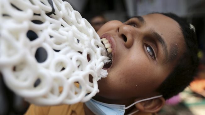 Pelajar Sekolah Luar Biasa (SLB) Bukesra mengikuti lomba makan kerupuk pada peringatan Hari Disabilitas Internasional 2021 di Banda Aceh, Aceh, Jumat (3/12/2021). [ANTARA FOTO / Irwansyah Putra]