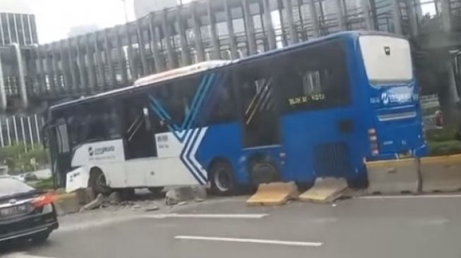 Sebuah bus TransJakarta kecelakaan usai menabrak beton separator di depan Ratu Plaza Senayan, Jakarta Pusat, Jumat (3/12/2021) siang. [Instagram@jakarta.terkini]