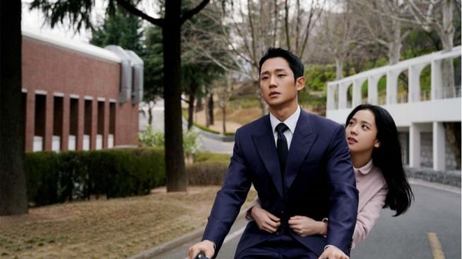 Jung Hae In dan Jisoo di drama Korea Snowdrop (mydramalist)