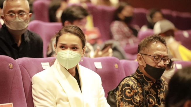 Adinia Wirasti ikut menyaksikan diputarnya film Kamu Tidak Sendiri di ajang Jogjakarta Netpac Asian Film Festival (JAFF) 2021. [MNC Pictures]