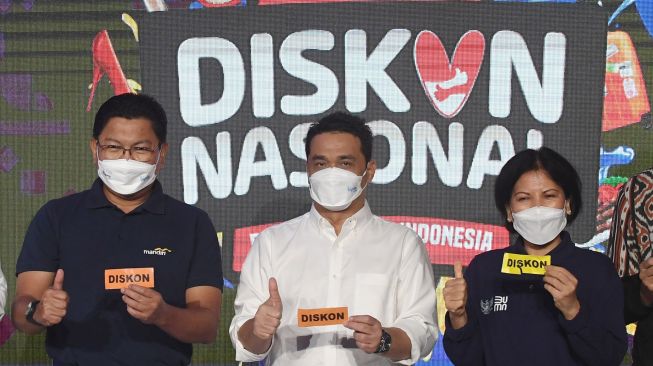 Direktur Utama Bank Mandiri Darmawan Junaidi (kiri) bersama Wakil Gubernur DKI Jakarta Ahmad Riza Patria (tengah) dan Staf Ahli Bidang Keuangan dan Pengembangan UMKM Kementerian BUMN Loto Srinaita Ginting membuka Festival Diskon Nasional (FDN) 2021 di M Bloc Space, Jakarta, Sabtu (4/12/2021). ANTARA FOTO/Hafidz Mubarak A