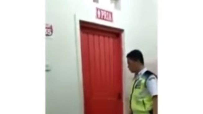 Potongan layar toilet yang digerebek pihak keamanan gedung. [Instagram]