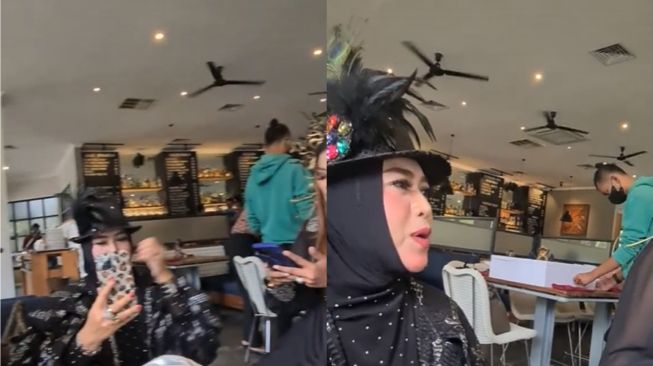 Geng Emak-emak Sosialita Nongkrong di Kafe, Tampil Beda Pakai Kostum Tak Biasa