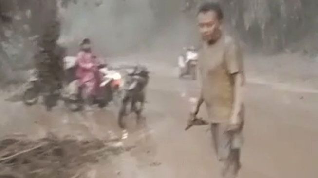 Hampir Semua Rumah di Satu Dusun Hancur Akibat Letusan Gunung Semeru, Warga Mengungsi