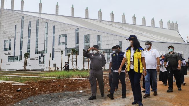 Direktur Jenderal (Dirjen) Cipta Karya Kementerian Pekerjaan Umum dan Perumahan Rakyat (PUPR), Diana Kusumastuti saat meninjau pembangunan Masjid Universitas Islam Internasional Indonesia (UIII) di Cimanggis, Depok, Jawa Barat, Sabtu, (4/12/2021). [Suara.com/Alfian Winanto]