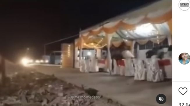 Pengendara mobil terobos tenda hajatan di jalan. (Instagram/memomedsos)