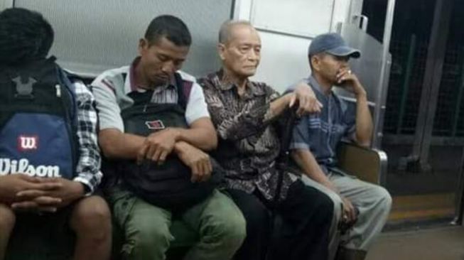 Buya Syafii saat menaiki kereta dan duduk berbaur dengan penumpang lain. [Facebook]