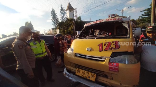 Detik-detik Angkot Dua Gadis Manja Tertabrak Kereta dan Tewaskan Penumpang