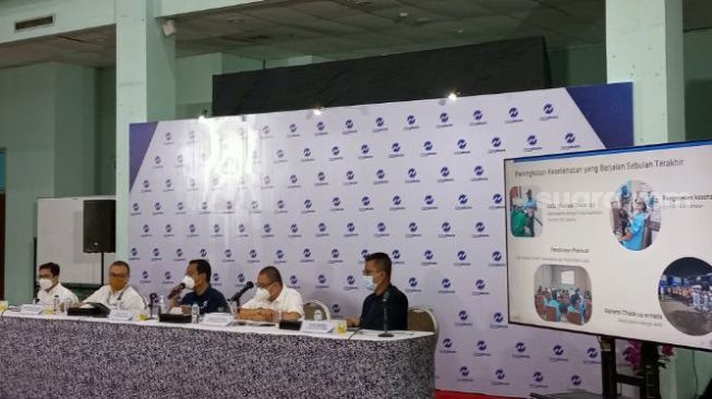 Direktur Utama PT Transjakarta Mochammad Yana Aditya (tengah) saat konferensi pers di Kantor Transjakarta, Jakarta Timur, Sabtu (4/12/2021). [Suara.com/Yaumal Asri Adi Hutasuhut]