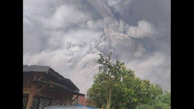 Gunung Semeru erupsi. Erupsi Gunung Semeru dari Desa Oro-oro Ombo, Kecamatan Pronojiwo, Sabtu (4/12/2021). [Ist]