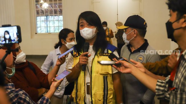 Direktur Jenderal (Dirjen) Cipta Karya Kementerian Pekerjaan Umum dan Perumahan Rakyat (PUPR), Diana Kusumastuti menemui awak media usai meninjau rehabilitasi cagar budaya Rumah Cimanggis di Cimanggis, Depok, Jawa Barat, Sabtu, (4/12/2021). [Suara.com/Alfian Winanto]
