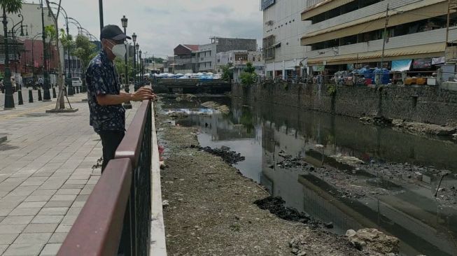 Balok Kayu Diduga Peninggalan Belanda Bermunculan ke Permukaan Kali Semarang, Kenapa?