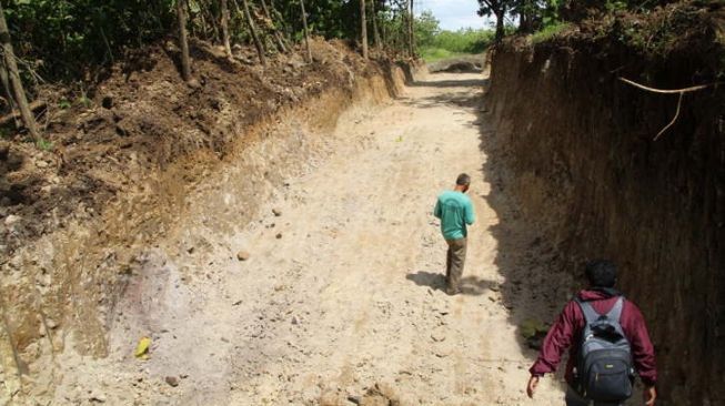 Warga Klaten Protes Pengerukan Tanah Proyek Tol Solo-Jogja, Akses Jalan Ditutup