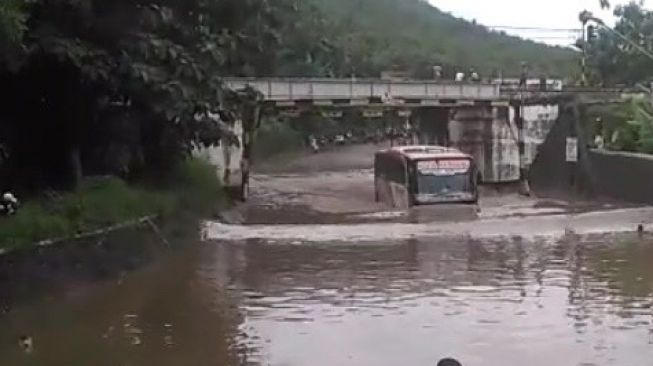 Banjir Rendam Jalur Tegal-Purwokerto, Kendaraan Tak Bisa Melintas