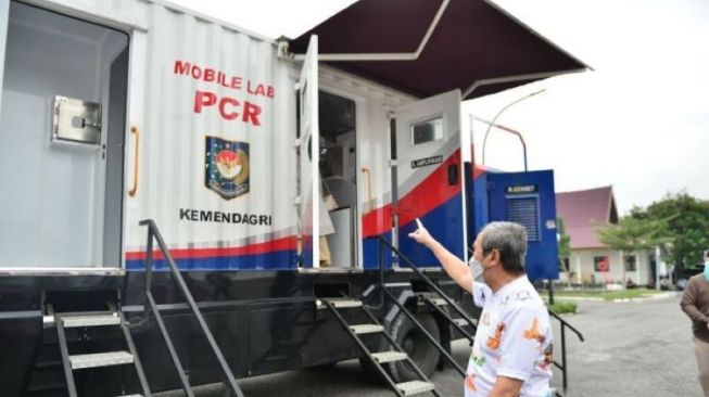 Pemrov Riau Terima Bantuan Mobil Tes PCR dari Kemendagri