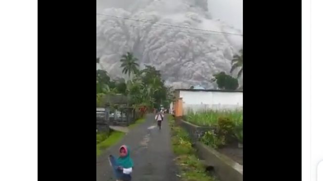 Suasana Mencekam Saat Erupsi Gunung Semeru, Kondisi Mendadak Gelap