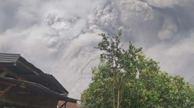 Gunung Semeru Erupsi menyeburkan abu vulkanik [Foto: Suarajatimpost]
