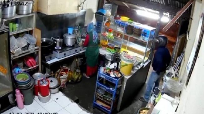 Pura-pura Belanja Makanan, Aksi Pencurian Terekam Kamera CCTV, 2 HP Melayang