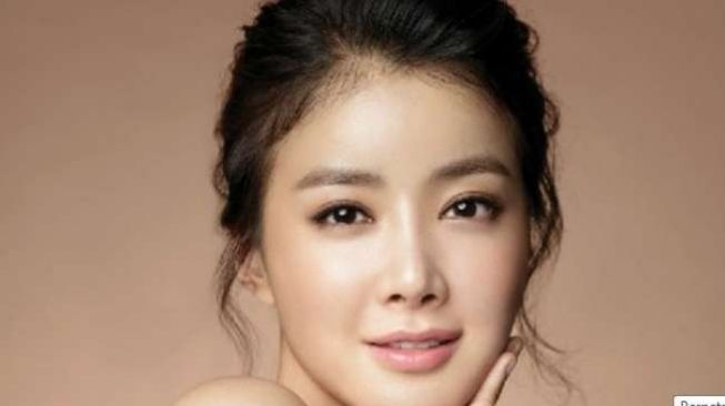 Artis Korea Lee Si Young. [Soompi]