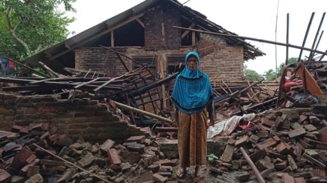 Rumah Nenek Onah Ambruk Usai Diterjang Cuaca Ekstrem di Serang