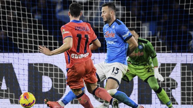 Gelandang Atalanta Remo Freuler (kiri) mencetak gol ketiga timnya selama pertandingan sepak bola Serie A Italia antara Napoli dan Atalanta di stadion Diego-Maradona, Naples, pada (4/12/2021). [FILIPPO MONTEFORTE / AFP]