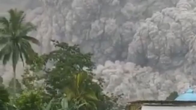 Media-media Asing dari Berbagai Negara Ikut Wartakan Erupsi Gunung Semeru