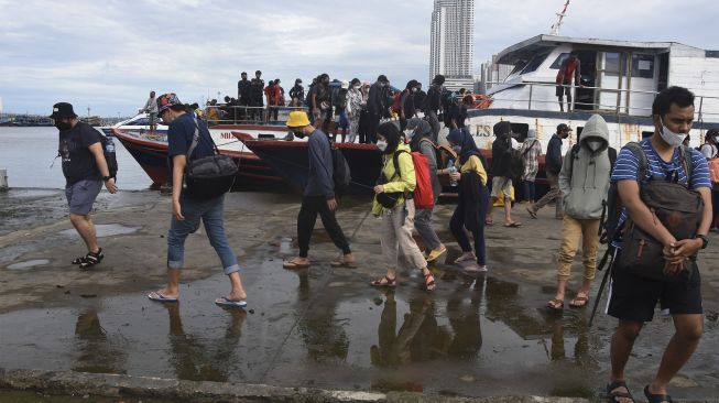 Wisatawan turun dari kapal penumpang di Pelabuhan Kali Adem, Jakarta, Minggu (5/12/2021). [ANTARA FOTO/Indrianto Eko Suwarso]