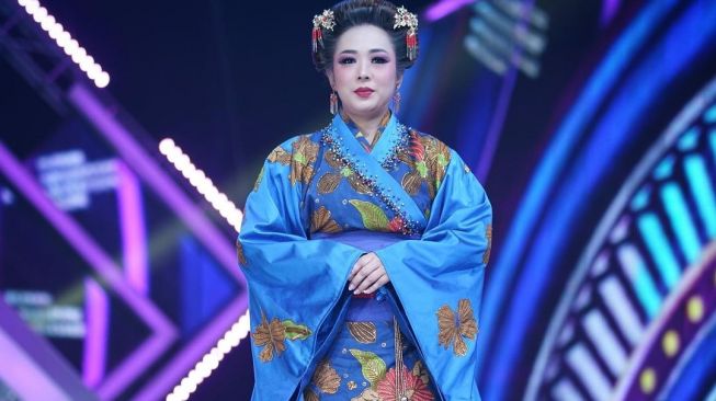 gaya Soimah tampil pakai kimono. [Instagram/showimah]