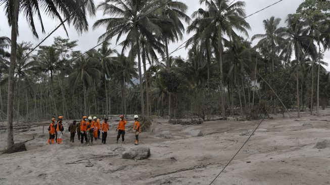 Detik-detik Tim Rescue Temukan Jenazah Ibu Gendong Bayi Tertimbun Lahar Gunung Semeru