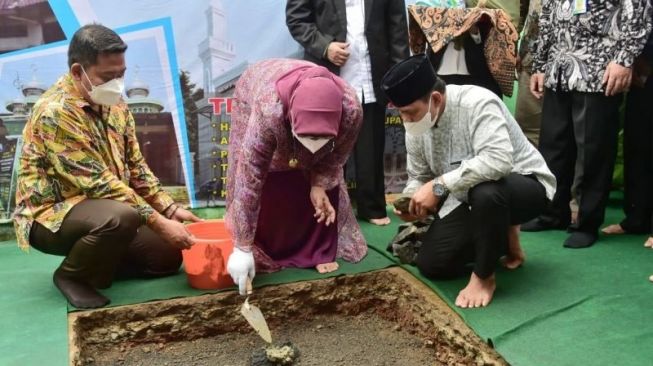 Bupati Bogor, Ade Yasin saat hadir dalam acara peletakan batu pertama pemugaran masjid tertua di Bojongkulur, Gunungputri, Kabupaten Bogor, Jawa Barat, Ahad (5/12/2021). (Antara/HO-Pemkab Bogor)