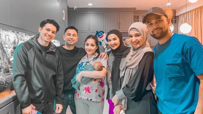 Potret Artis Jenguk Baby Rayyanza.(Instagram/@zaskiasungkar15)