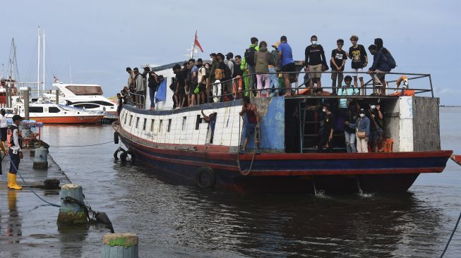 Kapal penumpang pengangkut wisatawan bersiap bersandar di Pelabuhan Kali Adem, Jakarta, Minggu (5/12/2021). [ANTARA FOTO/Indrianto Eko Suwarso]