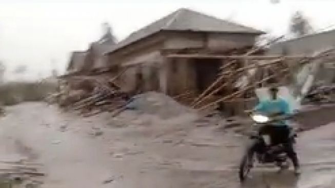 Video Warga Korban Erupsi Gunung Semeru Cari Keluarganya: Bojoku Ndek Endi Iki?