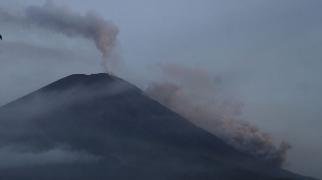 Gunung Semeru yang mengeluarkan awan panas terlihat dari Pronojiwo, Lumajang, Jawa Timur, Minggu (5/12/2021). [Antara/Ari Bowo Sucipto]
