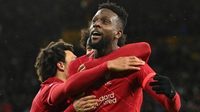 Striker Liverpool Divock Origi merayakan golnya ke gawang Wolverhampton Wanderers pada pertandingan sepak bola Liga Premier Inggris di stadion Molineux di Wolverhampton, Inggris tengah pada 4 Desember 2021.JUSTIN TALLIS / AFP