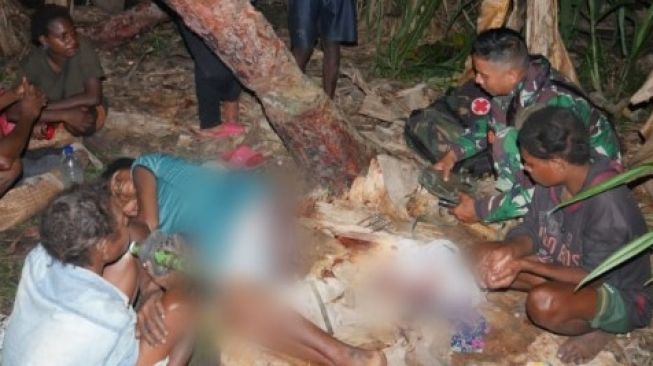 Detik-detik Menegangkan Prajurit TNI Bantu Warga Melahirkan di Hutan