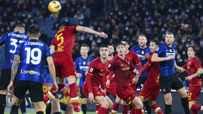 Bek Inter Milan Danilo D'Ambrosio (kiri) dan bek Roma Matias Vina melakukan sundulan saat pertandingan sepak bola Serie A Italia antara AS Roma dan Inter di stadion Olimpiade, Roma, pada (4/12/2021). [VINCENZO PINTO / AFP]