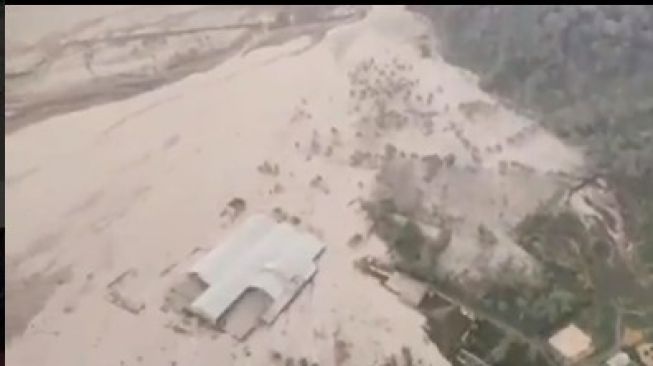 Penampakan wilayah terdampak erupsi Gunung Semeru di Kabupaten Lumajang, Jawa Timur, Minggu (5/12/2021). [Instagram/diskominfolumajang]