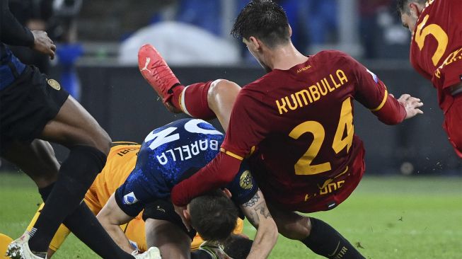 Gelandang Inter Milan Nicolo Barella (kiri) bertabrakan dengan bek Roma Marash Kumbulla selama pertandingan sepak bola Serie A Italia antara AS Roma dan Inter di stadion Olimpiade, Roma, pada (4/12/2021). [VINCENZO PINTO / AFP]